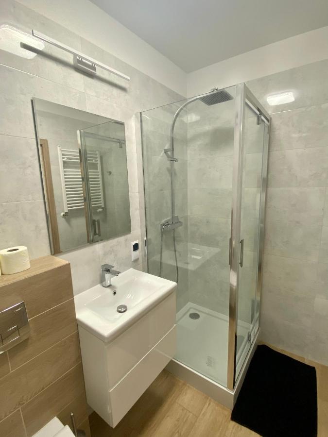 Apartment Insat Iv *